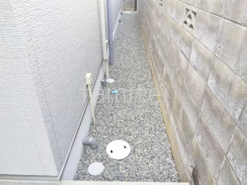 犬走り 防犯砂利敷き バラス砕石 防草シート加工