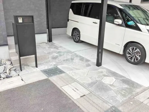 玄関アプローチ 床石貼り 乱形石 東洋石創 グリジオクォーツ