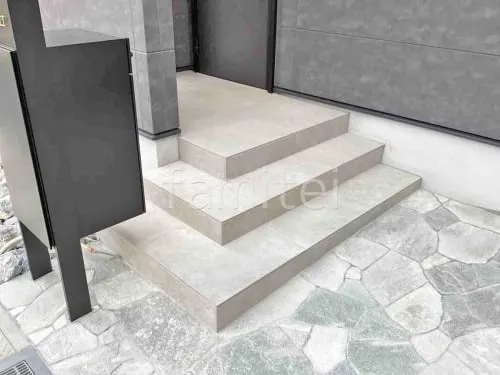 玄関アプローチ階段 床タイル貼り LIXIL メンフィス