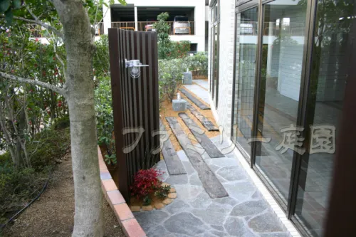 箕面市　洋風ガーデン　マンション中庭　枕木　角柱　目隠し角柱