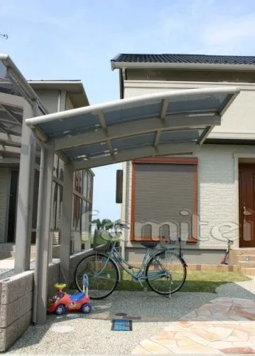 守山市　南欧風　サイクルポート　自転車屋根　芝生　門柱