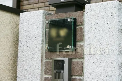 新築洋風外構　石門柱　テラス屋根１階　ガラス表札
