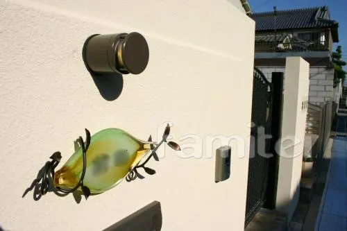 洋風クローズ外構　門扉　ガラス表札　跳ね上げ門扉