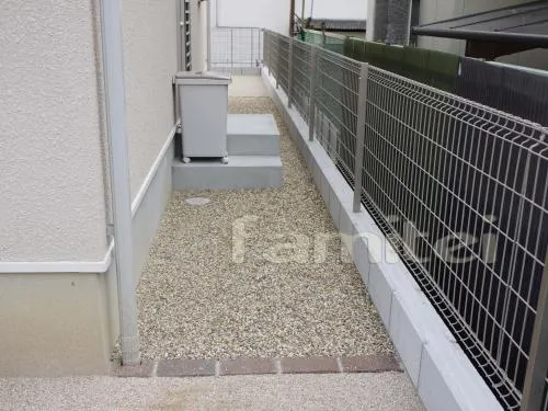宝塚市のセミクローズ外構　境界フェンス　乱形石貼　生垣　アンティーク門扉