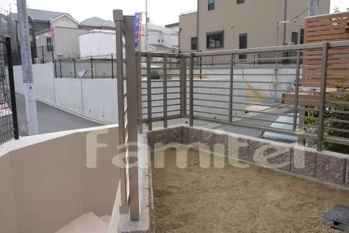豊中市　高台外構　ウッドデッキバルコニー　木製風フェンス　タイルアプローチ