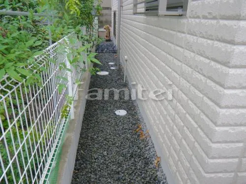 和歌山市 外構工事 塗り壁門柱 ステンレス表札 門灯 埋め込み式ライト 玄関アプローチタイル貼り 駐車場土間コンクリート カーポート 防犯砂利敷き