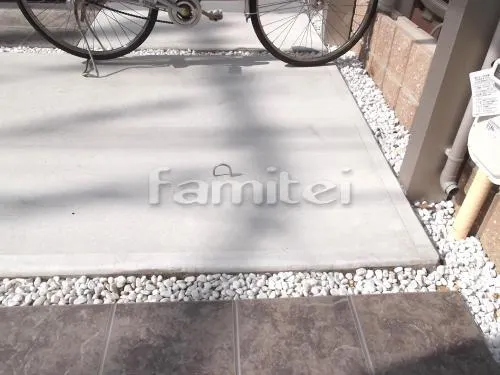 豊中市 外構工事 タイル門柱 アルミ笠木 表札灯 ウォールライト 郵便受けポスト 玄関アプローチタイル床石貼り 自転車バイク屋根 サイクルポート 防犯対策 自転車盗難防止フック Ｕバンド Ｕボルト カーポート 目隠しパネル 駐車場ガレージ 土間コンクリート 化粧砂利目地 白玉石敷き 目隠しフェンス塀 木製調デザインアルミ角柱 勝手口屋根 テラス屋根