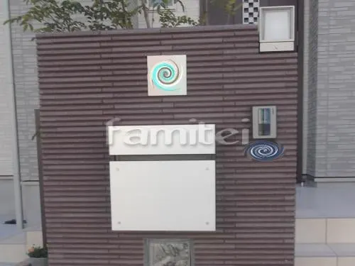 箕面市 外構工事 門柱灯ライト照明 LIXIL HK-13型 TOEX 郵便受けポスト Panasonic フェイサス 玄関アプローチ 乱形石貼り ポーチ階段 床タイル貼り 玄関スロープ バリアフリー 段差ステップ解消 手すり シンボルツリー 植栽灯ガーデンライト照明 木製調デザインアルミ角柱 駐車場ガレージ 土間コンクリート デザイン緑化ブロック ユニソン リビオ緑化 勝手口門扉 境界フェンス塀