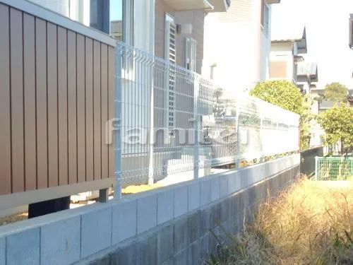 泉南市 外構工事 洋風門柱 塗り壁 郵便受けポスト 天然木ウッドパネル玄関アプローチ 軽量コンクリート製古枕木(擬木) 階段 土間コンクリート 玄関ポーチ 欧風スタイル手すり カーポート 駐車場ガレージ 土間コンクリート カーブ曲線デザイン目地 ピンコロ石 枕木風車止め 軽量コンクリート製天然木 土留め化粧ブロック 木製門扉 目隠しフェンス塀 道路沿いカーブ曲線デザイン 境界フェンス塀