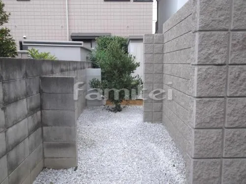 堺市西区 外構工事 門柱 塗り壁 木製調デザインアルミ角柱 植栽下草 シンボルツリー ガーデンライト照明 玄関アプローチ 床タイル貼り カーポート 目隠し化粧ブロック塀 駐車場ガレージ 土間コンクリート グレーチング 電動跳ね上げ式門扉 お庭タイルデッキ 芝生張り 犬走り 防犯砂利敷き 勝手口門扉