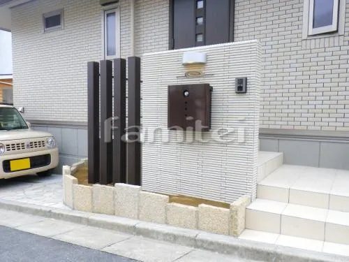生駒郡三郷町 外構工事 モダン門柱 木製調デザインアルミ角柱 表札灯ライト照明 郵便受けポスト 板石花壇 玄関アプローチ階段 ポーチ手すり 駐車場ガレージ 目隠しフェンス塀 化粧ブロック お庭階段 床石貼り 土留め化粧ブロック フル木製調テラス屋根(パーゴラ風) 独立仕様(壁付不可) タイルデッキ