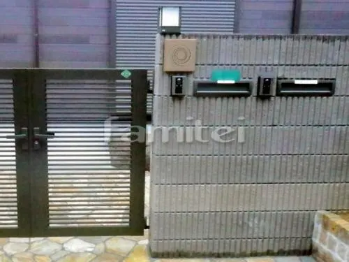 大阪市淀川区 外構工事 化粧ブロック門柱 玄関アプローチ階段 床石貼り 玄関門扉 門柱灯エントランスライト照明 郵便受けポスト 自転車バイク屋根 目隠し化粧ブロック塀 目隠しフェンス塀 化粧ブロック 床石貼りステップ 板石敷き バーナー仕上げ 芝生張り