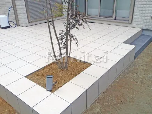 和泉市 お庭リフォーム工事 タイルデッキ タイルデッキステップ 洗濯干し屋根 植木スペース シンボルツリー 植栽灯ガーデンライト照明 勝手口門扉