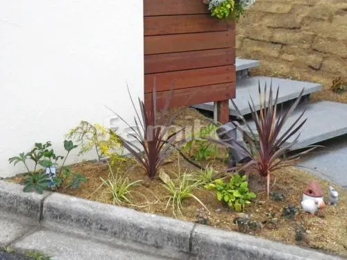 香芝市 外構工事 玄関まわり アプローチ 門柱 ポスト 袖壁 表札 植栽 自転車バイク屋根 駐輪場ガレージ床 土間コンクリート ガレージまわり 駐車場屋根 土間コンクリート 土留めブロック 目隠し化粧ブロック塀 斜面 芝生張り ガーデンルーム 