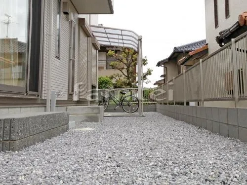 和泉市 外構工事 玄関まわり アプローチ 溝蓋 門柱 照明 表札 ポスト 袖壁 ガレージまわり 駐車場屋根 土間コンクリート 目隠しフェンス塀 お庭まわり 階段ステップ 洗濯干し屋根 砂利敷き