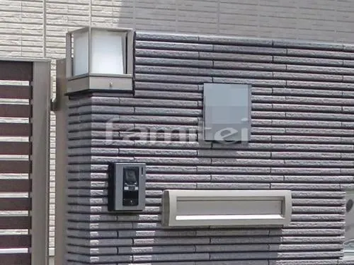 箕面市 外構工事 玄関まわり 門柱 照明 ポスト 門扉 アプローチ ガレージまわり 駐車場屋根 門扉 土間コンクリート 木製調デザインアルミ角柱 角柱 目隠し ピンコロ石積み花壇 目隠しフェンス塀