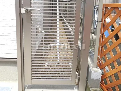奈良市 外構工事 玄関まわり スロープ 門柱 ポーチ ガレージまわり 駐輪場屋根 土間コンクリート 溝蓋(みぞふた) 片岡産業 グレーチング 境界フェンス塀 勝手口門扉 デザインアルミ角柱 角材 犬走り 防犯砂利敷き 砂味砂利 防草シート加工