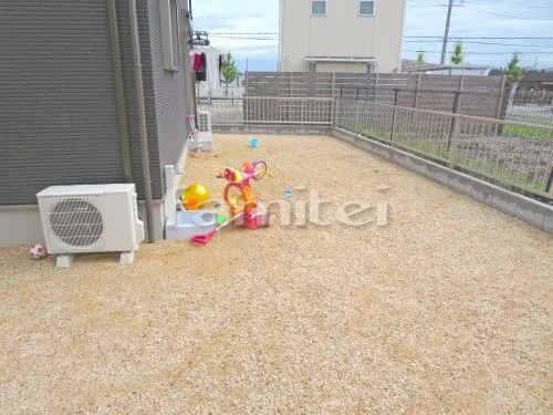 草津市 外構工事 門柱 表札灯ライト照明 郵便受けポスト 玄関アプローチ 玄関エントランスライト照明 駐車場ガレージ床 土間コンクリート 錆砂利目地 犬走り 防犯砂利敷き 錆砂利