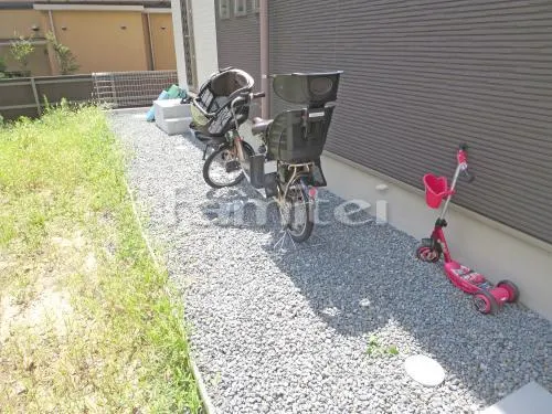 吹田市 外構工事 玄関まわり 門柱 アプローチ 駐車場ガレージ床 土間コンクリート 草目地 タマリュウ(リュウノヒゲ) 溝蓋(みぞふた) グレーチング スロープ  玄関ポーチ手摺り(手すり) 落下防止フェンス塀 境界フェンス塀 シンボルツリー 勝手口門扉 階段ステップ1段 犬走り 防犯砂利敷き バラス砕石