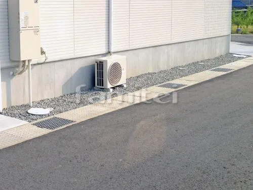 泉佐野市 外構工事 玄関まわり 門柱 照明 ポスト アプローチ 駐車場ガレージ床 土間コンクリート 伸縮目地 自転車バイク置き場 土間コンクリート 駐輪場 犬走り 防犯砂利敷き バラス砕石 防草シート加工