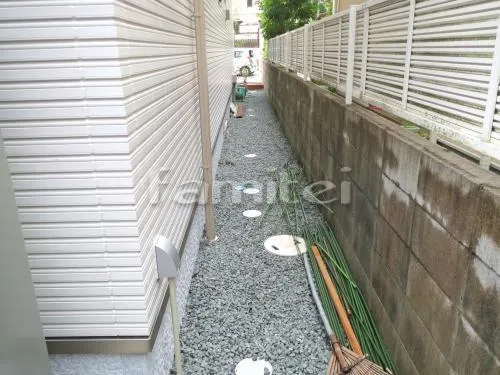 宝塚市 外構工事 玄関ポーチ階段 床タイル貼り レンガ花壇 駐車場ガレージ床 土間コンクリート 砂利目地 バラス砕石 目隠しフェンス塀 お庭 階段ステップ シンボルツリー ホンコンエンシス 常緑樹 低木 植栽 犬走り 防犯砂利敷き バラス砕石 防草シート加工