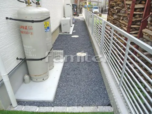 蒲生郡竜王町 外構工事 機能門柱 三協アルミ ステイムAタイプ 支給品取付 駐車場ガレージ床 土間コンクリート 伸縮目地 境界フェンス塀 LIXILリクシル プレスタ1型 TOEXトエックス 勝手口門扉 ピンコロ石花壇 低木 白南天 常緑樹 植栽 本物そっくり人工芝 犬走り 防犯砂利敷き バラス砕石 防草シート加工 見切り ピンコロ石