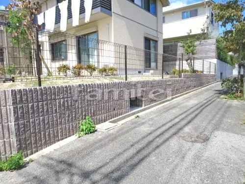 三田市 外構工事 玄関まわり 門柱 表札 ポスト 照明 アプローチ ガレージまわり 駐車場屋根 土間コンクリート 境界フェンス塀 お庭まわり タイルデッキ 化粧砂利 芝生 植栽