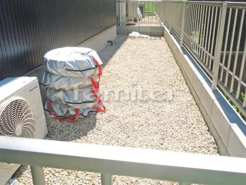 草津市 外構工事 玄関まわり 門柱 門扉 アプローチ ガレージまわり 駐車場屋根 門扉 土間コンクリート 人工木材ウッドデッキ 芝生張り 姫高麗芝 犬走り 防犯砂利敷き 錆砂利