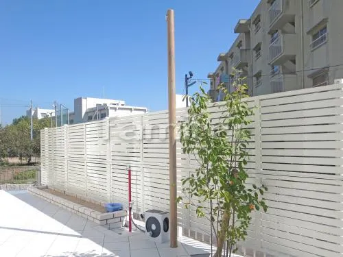 愛知郡愛荘町 外構工事 玄関アプローチ 駐車場ガレージ床 土間コンクリート お庭まわり タイルデッキ フェンス 植栽 ポール 立水栓 花壇 イナバ物置 犬走り 防犯砂利敷き 錆砂利