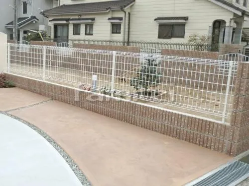 川辺郡猪名川町 外構工事 玄関まわり アプローチ 門柱 植栽 ポスト 照明 門扉 駐車場ガレージ床 土間コンクリート 目隠しフェンス塀 境界フェンス塀 お庭まわり 植栽 照明 階段 芝生