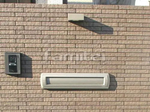 和歌山市 外構工事 玄関まわり アプローチ 門柱 照明 ポスト 駐車場ガレージ床 土間コンクリート 駐輪場床 防犯砂利敷き バラス砕石 境界フェンス塀 LIXILリクシル ハイグリッドフェンスN1型 TOEXトエックス コンクリートブロック 犬走り 防犯砂利敷き バラス砕石