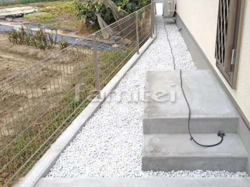 北葛城郡広陵町 新築モダン オープン外構 門柱 LED表札 郵便受けポスト ガレージまわり 駐車場屋根 土間コンクリート シンボルツリー 目隠しフェンス塀 境界フェンス塀 人工木ウッドデッキ 洗濯干し屋根 犬走り 防犯砂利敷き バラス砕石