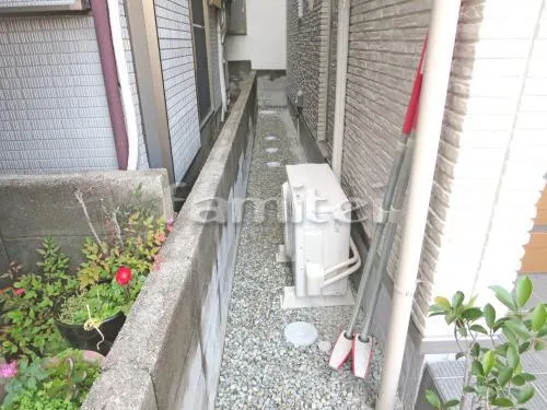 尼崎市 外構工事 新築シンプル クローズ外構 玄関アプローチ インターロッキング敷き 機能門柱 伸縮門扉 カーポート ヨド倉庫 駐車場ガレージ床 土間コンクリート ピンコロ石花壇 植栽灯ガーデンライト照明 犬走り 防犯砂利敷き バラス砕石