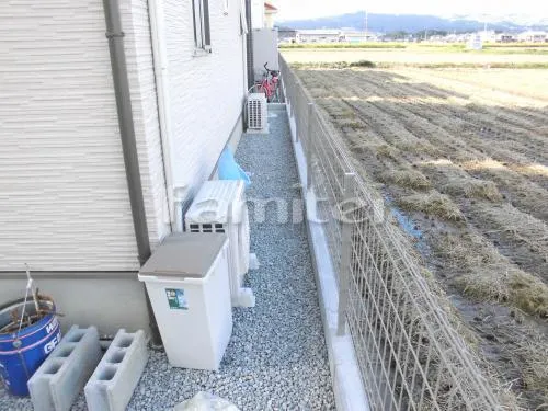 生駒郡斑鳩町 外構工事 新築洋風 オープン外構 玄関まわり アプローチ 門柱 ガレージまわり 駐車場屋根 土間コンクリート 境界フェンス塀 木製調デザインアルミ角柱 シンボルツリー 土留め化粧ブロック 犬走り 防犯砂利敷き バラス砕石
