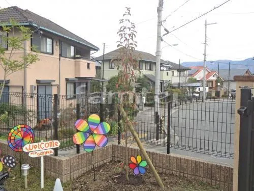 川西市 リフォーム庭園工事 タイルデッキ 柱なし洗濯干し屋根 レンガ花壇 犬走り 防犯砂利敷き 化粧砂利 防草シート加工 シンボルツリー 