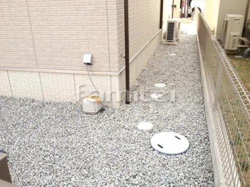 香芝市 外構工事 新築モダン オープン外構 玄関まわり 門柱 ポスト 照明 花壇 アプローチ カーポート 駐車場ガレージ床 境界フェンス塀 犬走り 防犯砂利敷き バラス砕石