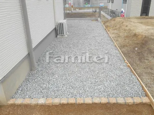 木津川市 外構工事 新築モダン セミクローズ外構 玄関まわり 門柱 照明 表札 ポスト アプローチ 植栽 駐車場ガレージ床 土間コンクリート 目隠し塀 境界フェンス塀 土留め化粧ブロック モルタル階段ステップ 洗濯干し屋根 犬走り 防犯砂利敷き バラス砕石