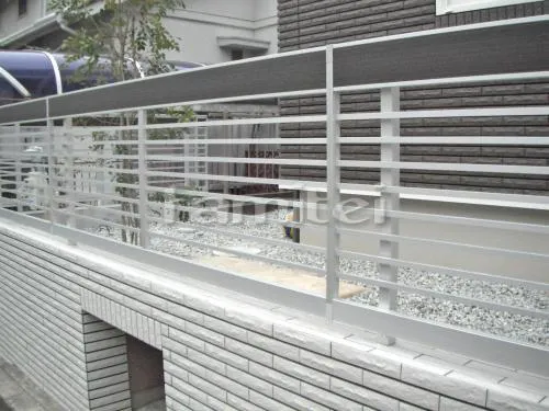生駒市 外構工事 新築モダン 高台セミクローズ外構 玄関まわり 門柱 照明 ポスト アプローチ ガレージまわり 駐車場屋根 土間コンクリート 土留め化粧ブロック 境界フェンス塀 シンボルツリー 犬走り 防犯砂利敷き バラス砕石 防草シート加工 立水栓カバー