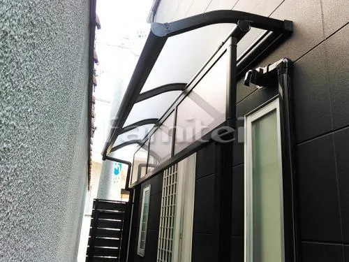 西脇市 エクステリア工事 雨除け屋根 レギュラーテラス屋根 1階用 R型アール屋根 目隠しパネル