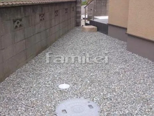和歌山市 外構工事 玄関アプローチ 床洗い出し仕上げ 犬走り 防犯砂利敷き バラス砕石 防草シート加工