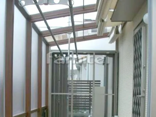 箕面市 リフォーム庭園工事 木製調ガーデンルーム LIXILリクシル ココマ サンルーム F型フラット屋根 タイルデッキ グレイスランド300角 GRL-14 オプション 可動ルーバー  竿掛け 内部日除け 網戸 ヨド物置 エスモ ESD-2109AGL 野外物置き 収納庫 倉庫