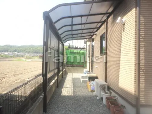 岩出市 エクステリア工事 洗濯干し屋根 レギュラーテラス屋根 1階用 R型アール屋根 物干し 洗濯干場 目隠しパネル(前面 正面)2段 レギュラーテラス屋根用