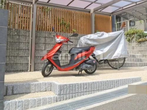 宝塚市 リフォーム部分工事 木製調自転車バイク屋根 LIXILリクシル キューブポートプラスミニ R型アール屋根 駐輪場屋根 サイクルポート 自転車置場 床樹脂洗い出し仕上げ ワイズ ストーンパス クリーム 化粧砂利目地 土留め化粧ブロック マツオコーポレーション リブブロックスタンダードカラー ミカゲ 蹴上げ縁石ライン ピンコロ石