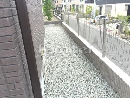 北葛城郡王寺町 外構工事 新築シンプル セミクローズ外構 玄関まわり 門柱 照明 ポスト アプローチ 手すり ポーチ 土間コンクリート お庭 本物そっくり人工芝 防草シート加工 ピンコロ石花壇 フェンス 防犯砂利