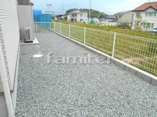 木津川市 外構工事 新築ナチュラル オープン外構 玄関まわり 門柱 植栽 アプローチ カーポート 土間コンクリート タイルデッキ 土留め化粧ブロック 洗濯干し屋根 境界フェンス塀 バラス砕石