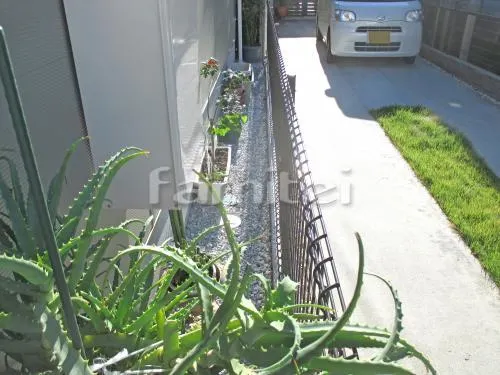 箕面市 外構工事 駐車場ガレージ床 土間コンクリート ピンコロ石目地 犬走り 防犯砂利敷き バラス砕石