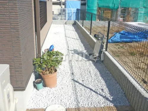 吹田市 新築シンプル オープン外構 玄関まわり 門柱 照明 花壇 ポスト 角柱 階段 手すり カーポート 土間コンクリート スロープ 目隠しフェンス 生垣 タイルデッキ 立水栓 犬走り 防犯砂利敷き バラス砕石