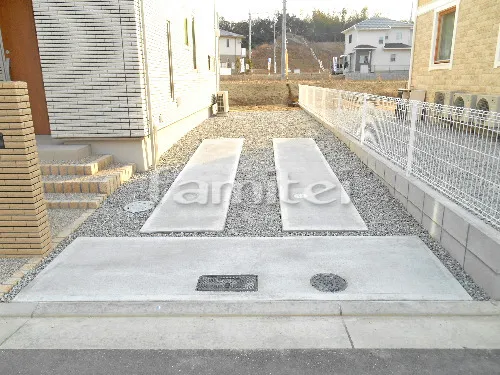 木津川市 外構工事 駐車場ガレージ床 轍(わだち) 土間コンクリート 防犯砂利目地 バラス砕石敷きデザイン 境界フェンス塀 LIXILリクシル ハイグリッドフェンスUF8型 TOEXトエックス コンクリートブロック モルタル階段ステップ