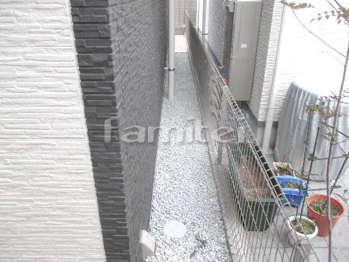 吹田市 外構工事 新築シンプル オープン外構 玄関アプローチ 門柱 土間コンクリート ウッドデッキ 立水栓 犬走り 防犯砂利敷き バラス砕石
