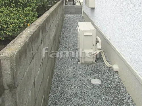 加古川市 新築ナチュラル オープン外構 玄関まわり 門柱 照明 ポスト アプローチ 駐車場ガレージ床 土間コンクリート バラス砕石目地 ピンコロ囲い水受け(パン) 土間モルタル仕上げ 洗い場 犬走り 防犯砂利敷き バラス砕石 防草シート加工